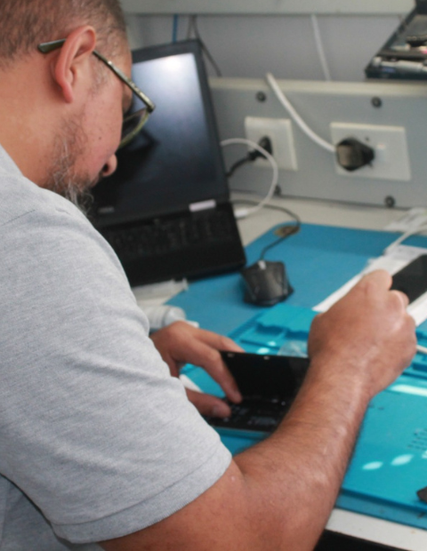 TT3 Repairs technician performing a professional cellphone repair at our Walmer, Port Elizabeth workshop.